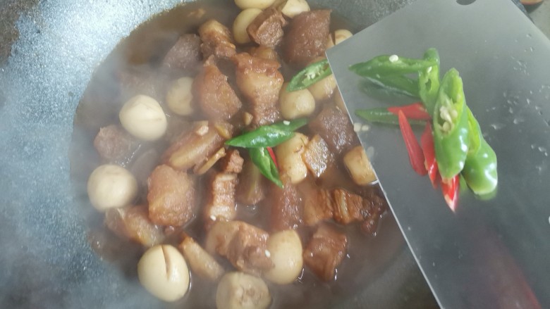 冬瓜炖鹌鹑蛋五花肉,最后大火收汁,下入尖椒和小米料翻炒均匀即可出锅