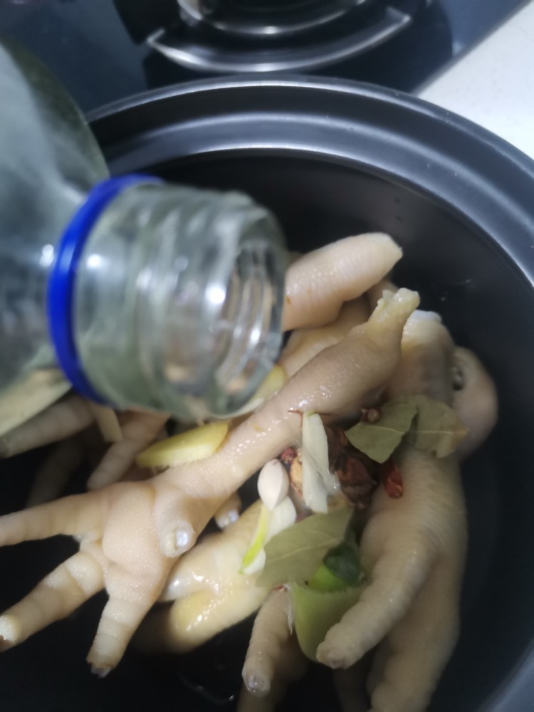 砂锅卤鸡爪,加入少许