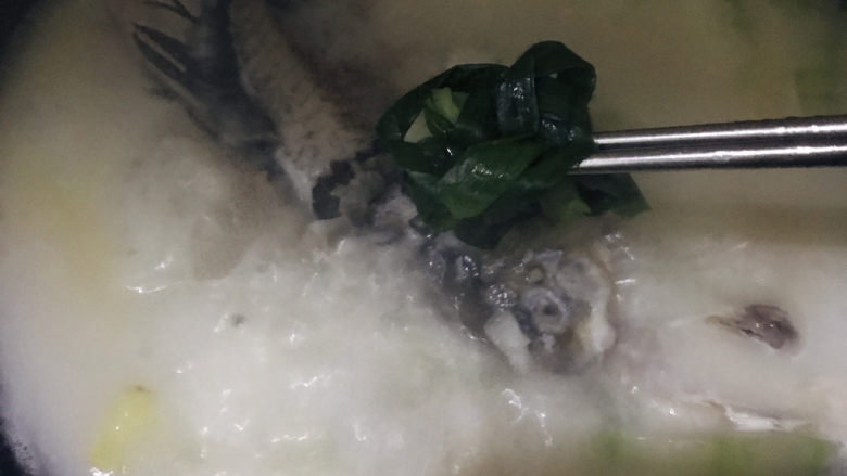冬瓜鲫鱼汤,继续煮7~8分钟,捞出葱结