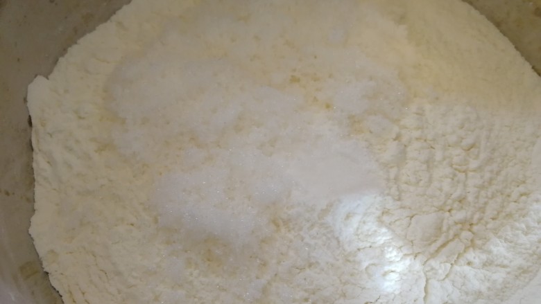 蓝莓果仁司康,高筋面粉,低筋面粉过筛,加泡打粉,糖,盐,拌匀。
