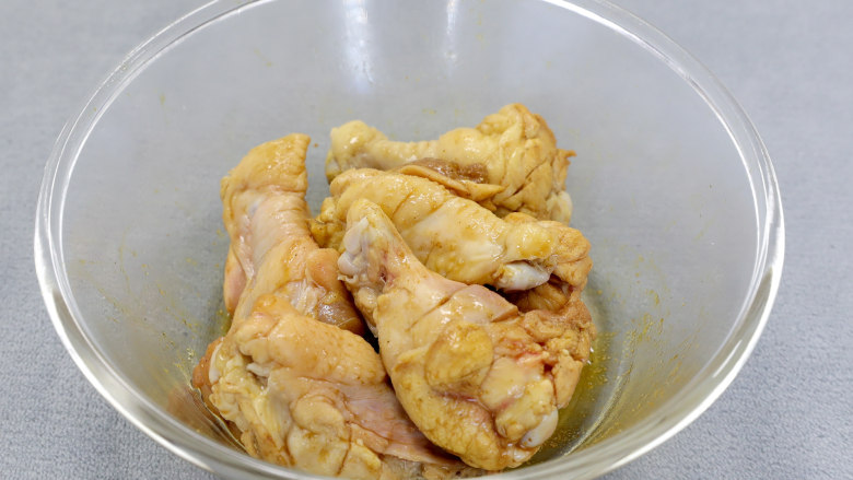 三汁闷锅,满满的都是肉香,腌制30分钟左右,使鸡腿入味