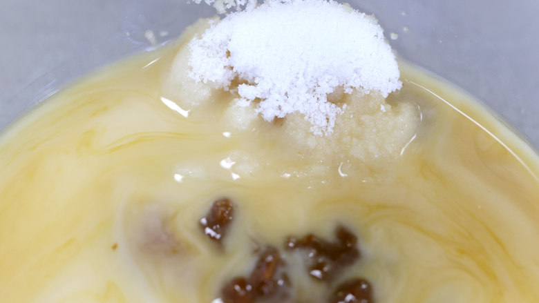 三汁闷锅,满满的都是肉香,将所有蔬菜混合,加入食用油、白胡椒粉,搅拌均匀备用