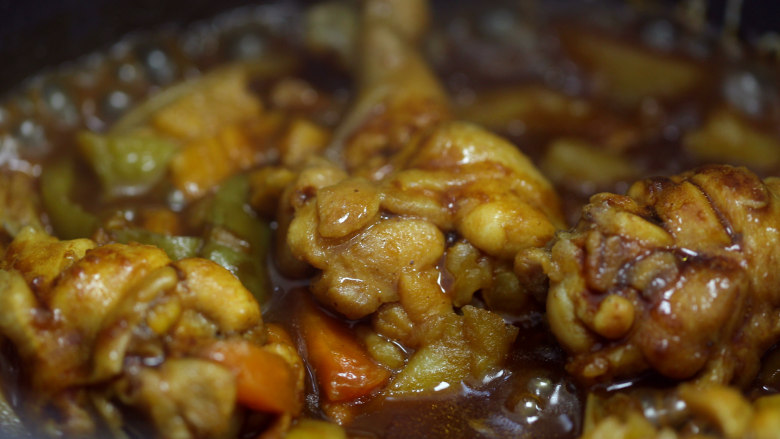 三汁闷锅,满满的都是肉香,关盖选择“蒸炖”,时间到了之后,打开饭煲盖,香味扑鼻而来,余热还再小火慢炖