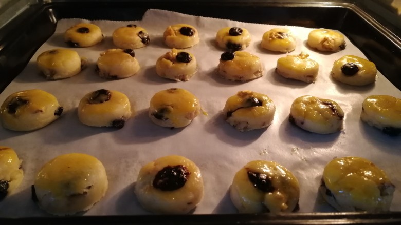 蓝莓果仁司康,烤箱中层,180度,烤20分钟。