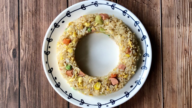 花环炒饭,把中间的碗拿掉,炒饭就成了一个环形。