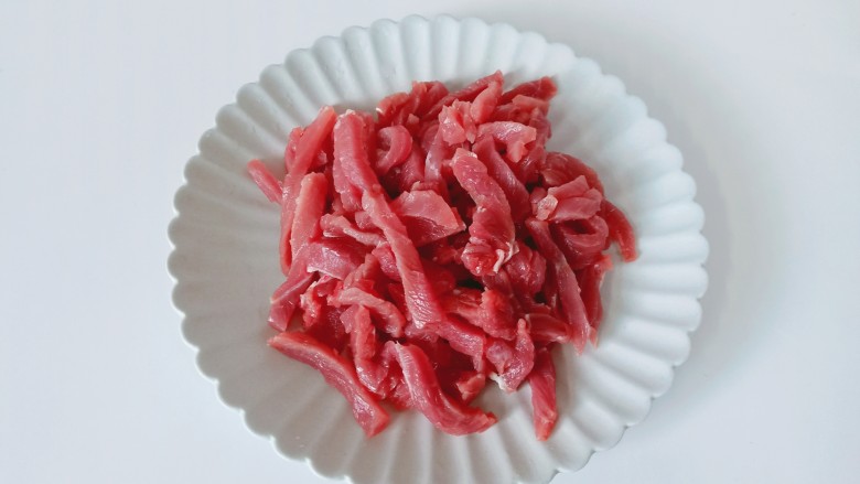 尖椒牛柳,牛肉横着切成细丝【横切牛肉竖切鸡,煎切牛肉猪肉一定要顺着肉的纹路横着切】