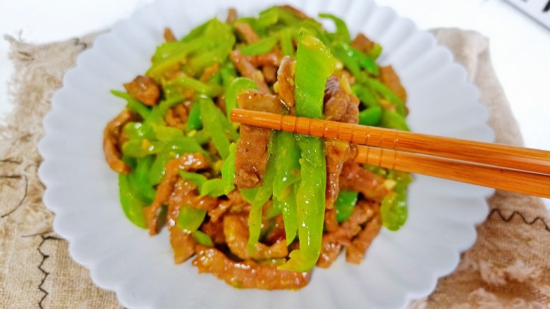 尖椒牛柳,青椒香浓嫩滑,加上尖椒的微辣,米饭多吃两碗。