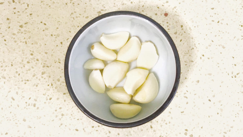 清炒四季豆,大蒜去皮,洗净