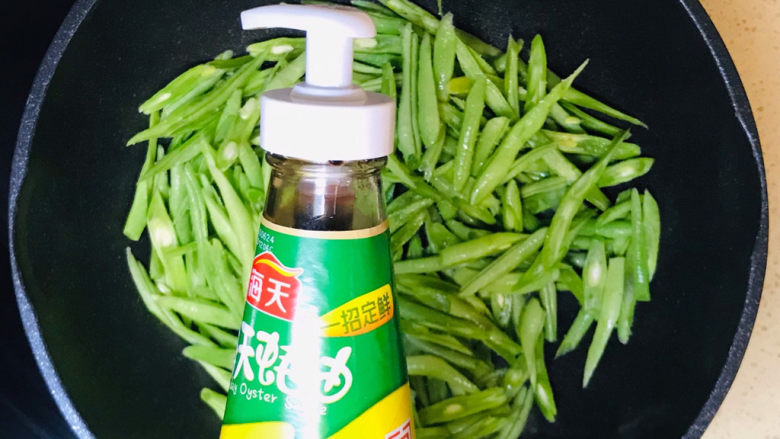清炒四季豆,淋入<a style='color:red;display:inline-block;' href='/shicai/ 721'>蚝油</a>提鲜,一直翻炒均匀