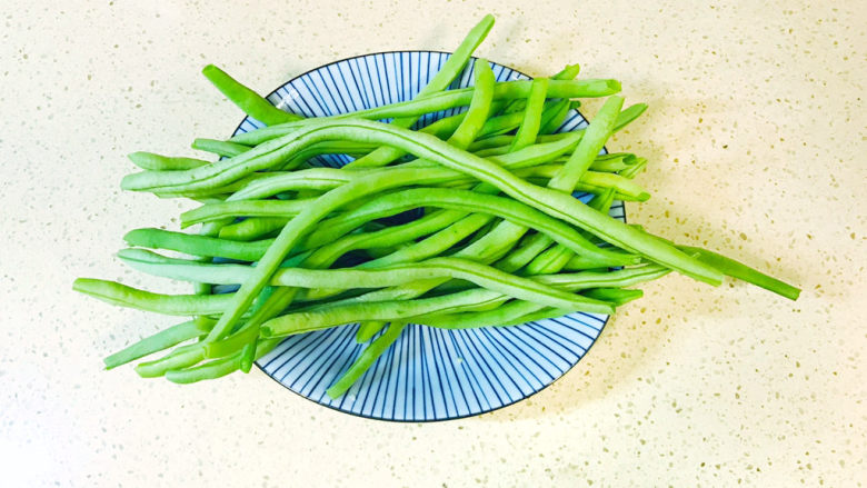清炒四季豆,摘干净,去掉两头