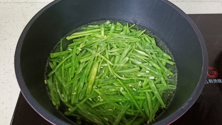 清炒四季豆,锅里水开放一点小苏打与食用盐,再放入豆四季豆焯水一分钟左右【加了小苏打四季豆颜色更加碧绿】