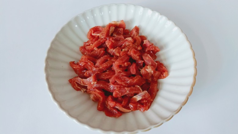 清炒四季豆,带上手套给每一根牛柳按摩到位,腌制15分钟入味。