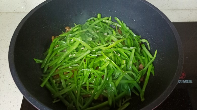 清炒四季豆,加入四季豆丝。