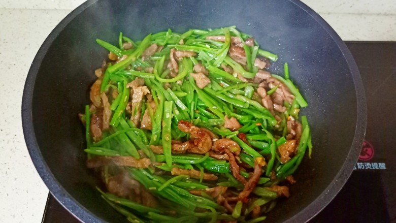 清炒四季豆,加一点盐调味,开大火翻炒一分钟左右关火。