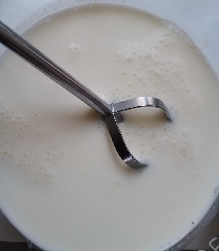 红豆双皮奶,把打散的蛋清倒入牛奶中,搅搅匀