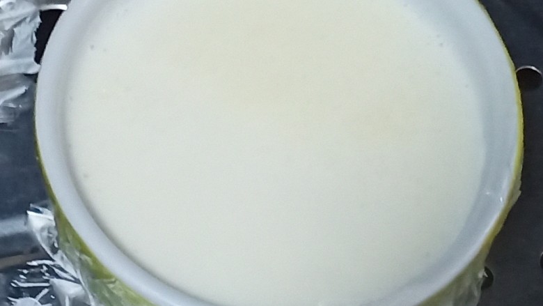 红豆双皮奶,烧开一锅水,水开后,放入盖了保鲜膜的蒸器。盖上盖,中火蒸15分钟,再关火焖五分钟