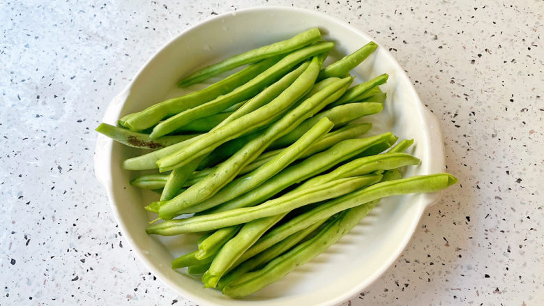清炒四季豆,<a style='color:red;display:inline-block;' href='/shicai/ 69'>四季豆</a>洗净,两头摘掉,顺着两边拉去丝