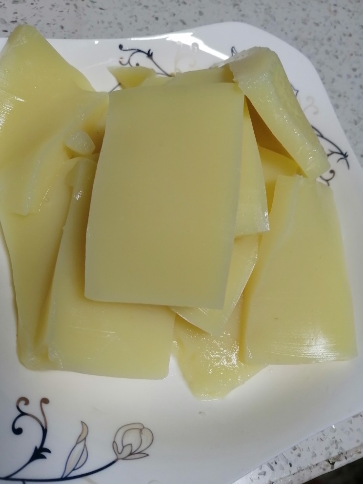 红烧米豆腐,<a style='color:red;display:inline-block;' href='/shicai/ 6146'>米豆腐</a>洗下切成片备用。