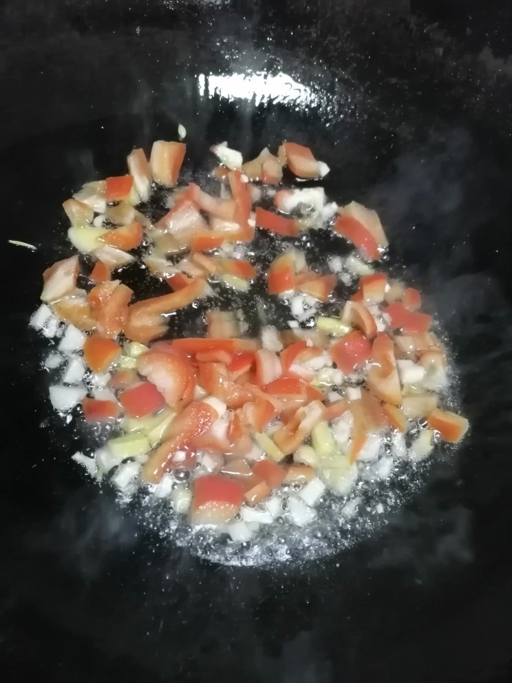 红烧米豆腐,倒入甜椒炒至五分熟。