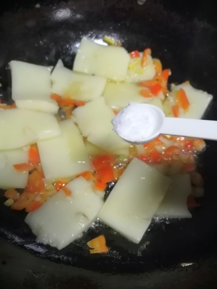 红烧米豆腐,加适量盐继续煎