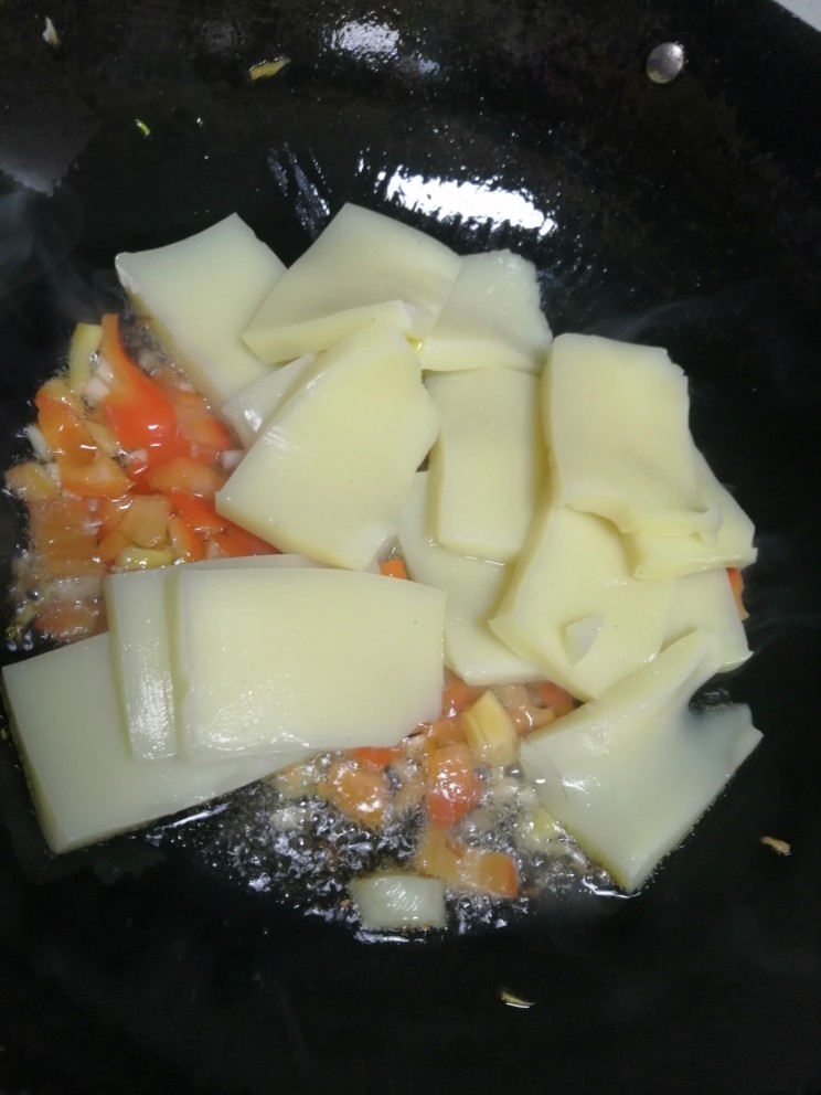 红烧米豆腐,倒入米豆腐煎。