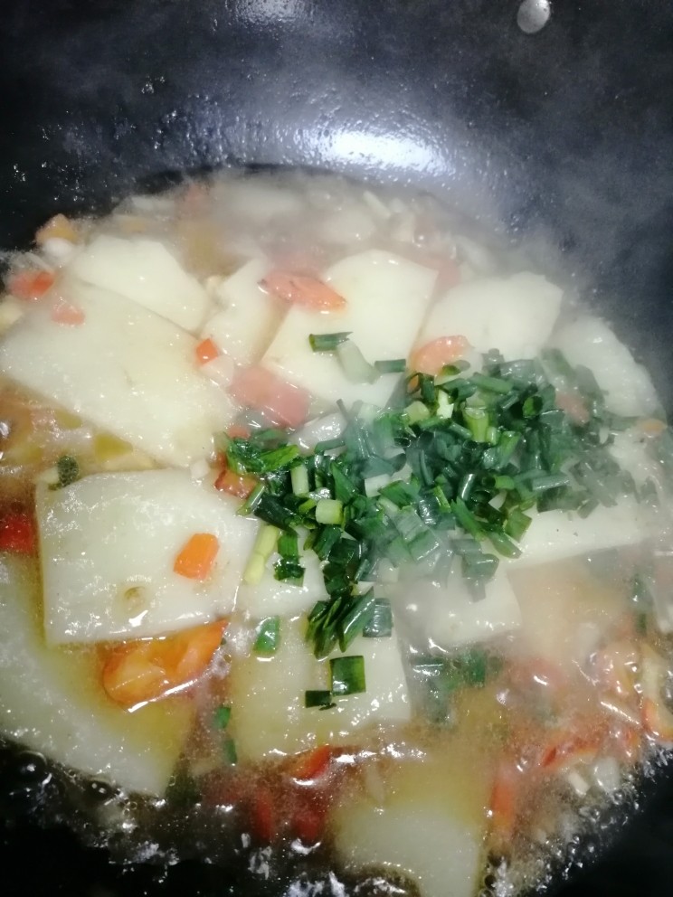 红烧米豆腐,加葱花一起煮。