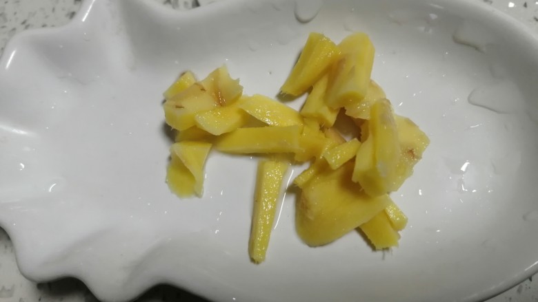 红烧米豆腐,<a style='color:red;display:inline-block;' href='/shicai/ 37'>姜</a>洗干净切好备用