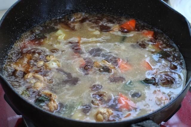 鸡肉炖土豆,再将土豆和胡萝卜放入锅中,继续中小火炖煮十五到二十分钟。