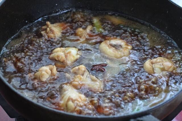 鸡肉炖土豆,加入适量热水没过锅中食材,改中小火加盖炖煮约十分钟。