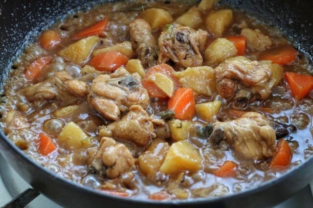 鸡肉炖土豆,待土豆和胡萝卜软熟后按照个人口味调入盐,改大火翻炒收汁关火即可。