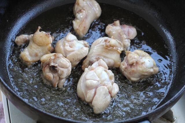 鸡肉炖土豆,锅中倒适量食用油烧热,放入鸡翅根翻炒至发白变色状态。