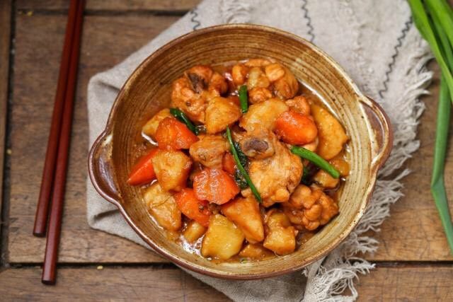鸡肉炖土豆,.一道营养丰富、美味下饭的鸡肉土豆就做好了!