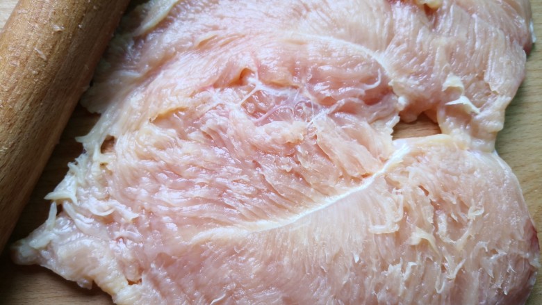 爆浆鸡排,再用擀面杖敲打敲打使鸡肉变松,吃起来不柴