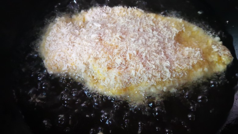 爆浆鸡排,待油温5成热放入鸡胸肉,小火慢慢炸