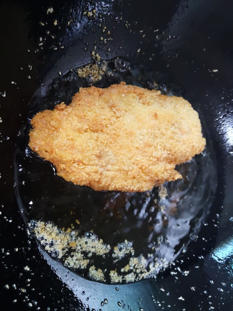 爆浆鸡排,继续小火慢炸,中间多翻几次面,炸至两面金黄