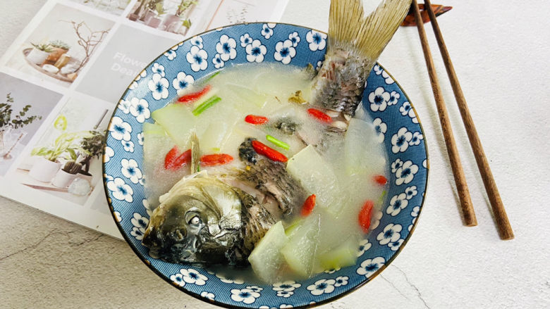冬瓜鲫鱼汤,冬瓜鲫鱼汤补脾益气,利水消肿。