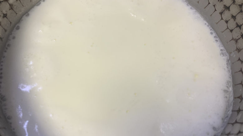 红豆双皮奶,加适量糖,用小火加热至微微沸腾