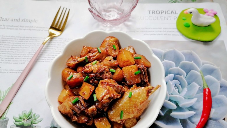 鸡肉炖土豆,拍上成品图,一道美味的鸡肉炖土豆就完成了。