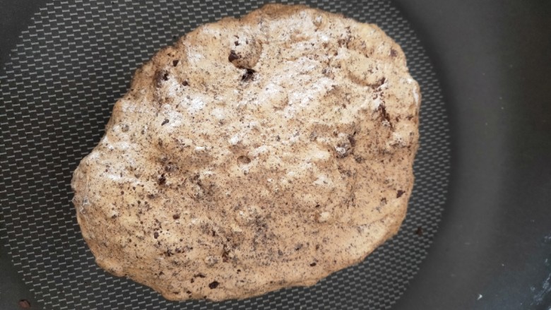奥利奥咖啡牛轧糖,快速搅拌均匀,也可以带上一次性手套掰均匀,动作要快,不然棉花糖冷了变硬就不好操作咯