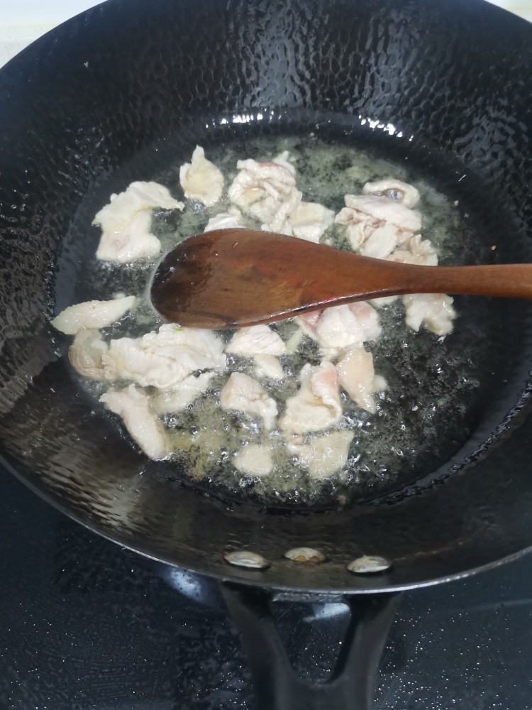 芹菜粉,起锅烧油,油热下肉片