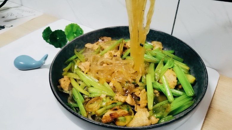 芹菜粉,粉条劲道,芹菜清脆