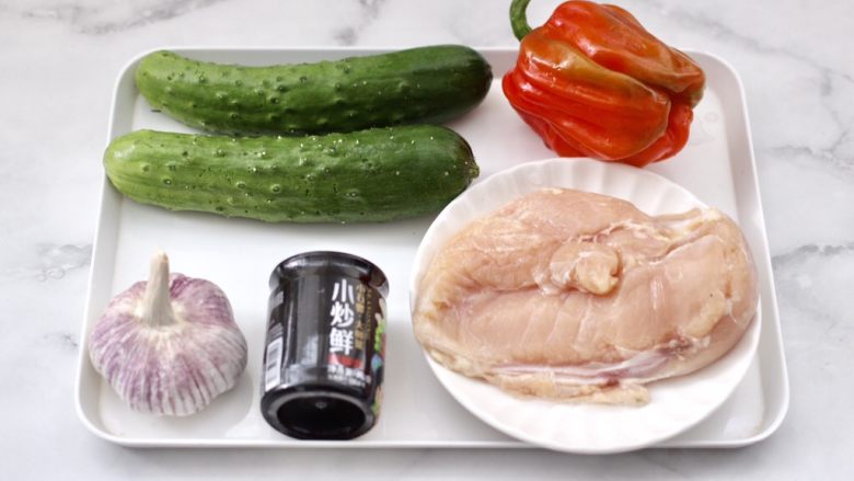 黄瓜鸡肉片小炒,首先备齐所有的食材。