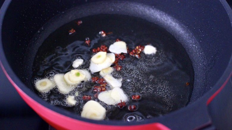 黄瓜鸡肉片小炒,放入大蒜片爆香。