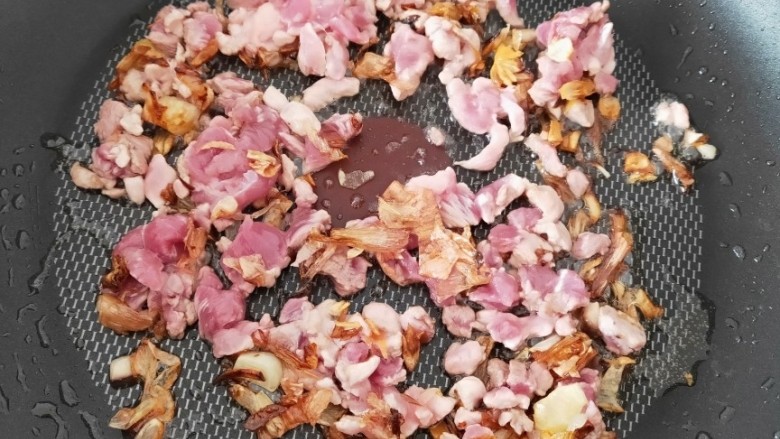 黑糯米蛋,待葱头呈金黄色时下猪肉不断翻炒