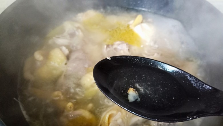 鸡肉炖土豆,开大火焯水两分钟左右,撇去沫子。