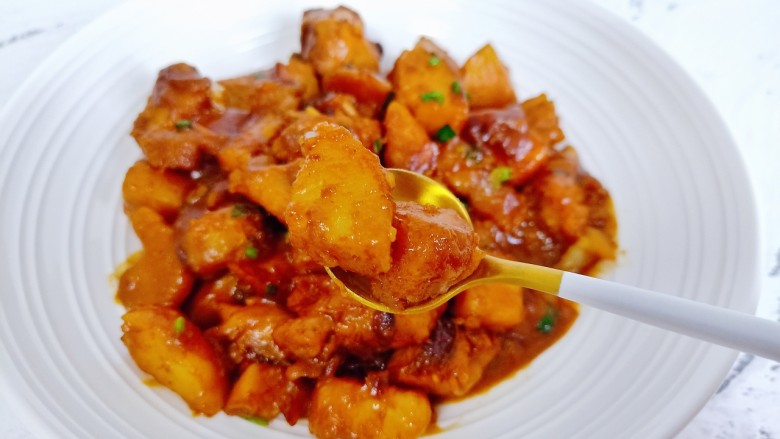 鸡肉炖土豆,土豆入口绵糯,鸡肉嫩滑鲜美!米饭多吃两碗。