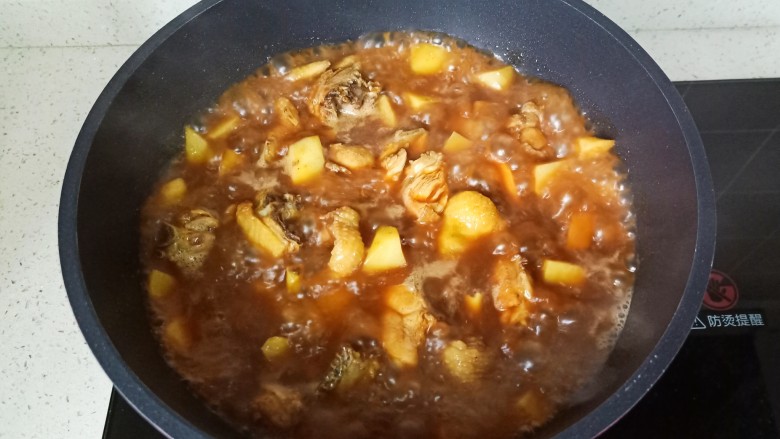 鸡肉炖土豆,加入适量的水煮开,转中小火炖煮15分钟左右。