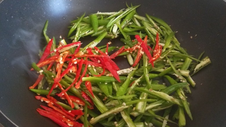 尖椒牛柳,干煸青红椒,不要加油,煸炒变色倒出来。