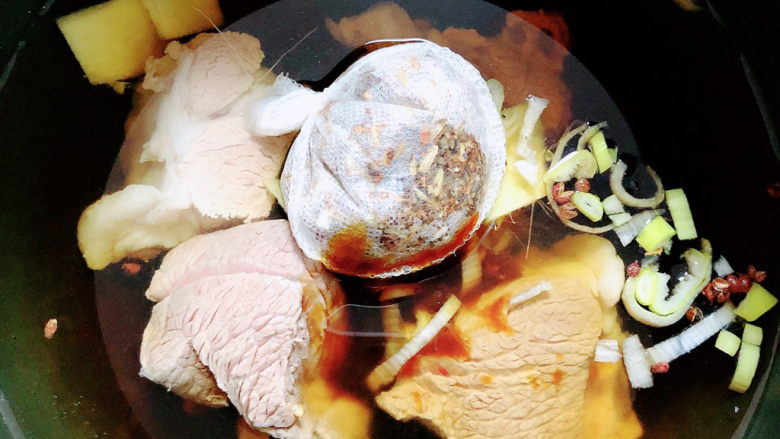 羊肉泡馍,加入水,高压锅选择羊肉键,45分钟即可压熟。
