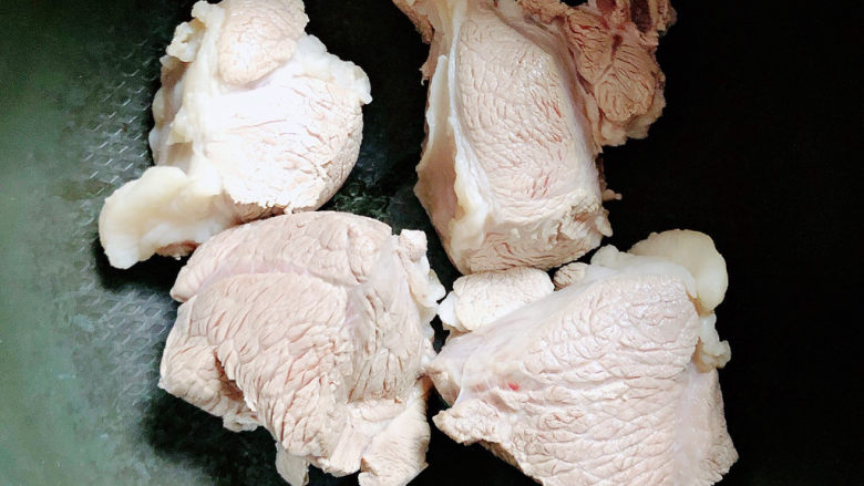 羊肉泡馍,羊肉捞出洗净,放入高压锅中。